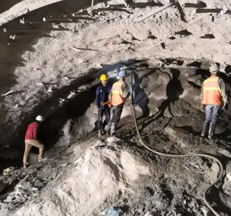 铁山港拱顶带模注浆料的施工流程及注意事项